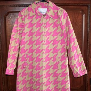 NWOT Isaac Mizrahi Houndstooth Raincoat - Pink/Tan